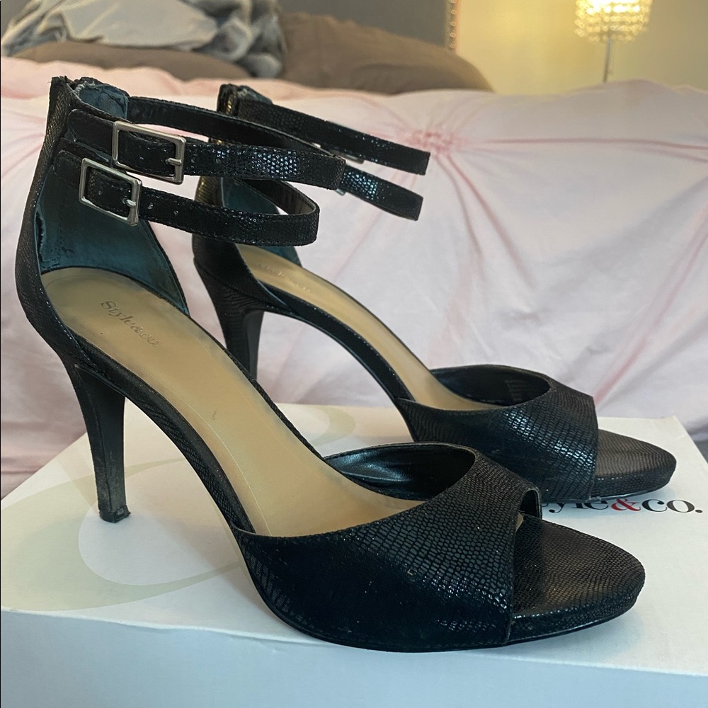 Black zip up open toed heel